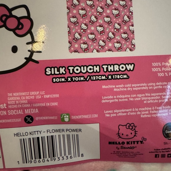 HELLO KITTY FLOWER POWER THROW (FIRM PRICE) - Picture 3 of 5
